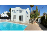 Stunning villa at the coastal area of Chloraka, with a… - Σπίτια