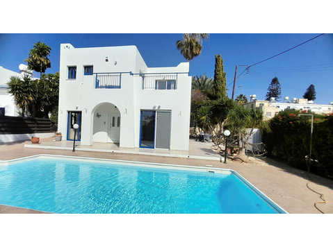 This beautiful three-bedroom villa is situated in the… - Maisons