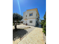 The 4-bedroom villa in the center of Pegia is a stylish… - Σπίτια