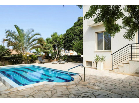 This lovely, private 4 bedroom villa is located just 5'… - Huse