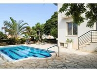 This lovely, private 4 bedroom villa is located just 5'… - Domy