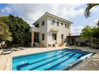 This lovely, private 4 bedroom villa is located just 5'… - Rumah
