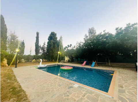 This lovely property is located in the Sea Caves area, very… - Hus
