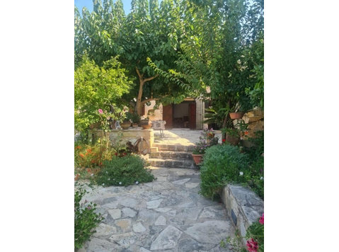 This lovely two bedroom house is located at the village of… - Σπίτια