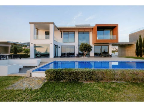 This luxurious four-bedroom villa offers an oasis of… - منازل