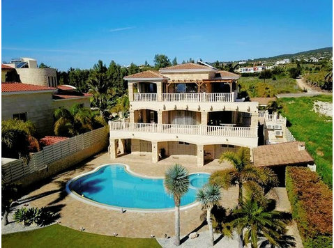 This magnificent fully-furnished 5-bedroom, 5-bathroom… - Casas