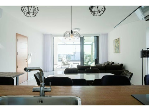 This modern three-bedroom apartment in Agios Theodoros,… - Rumah