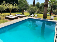 This villa has traditional influences along with some… - בתים