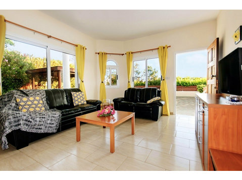 Villa for rent, Coral Bay 3 double bedrooms &amp; 3… - Къщи