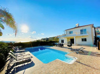 A beautiful 5 bedroom villa with beautiful unobstructed sea… - Maisons