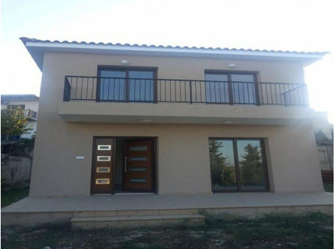 A beautiful modern 3 bedroom detached house with ready… - Hus