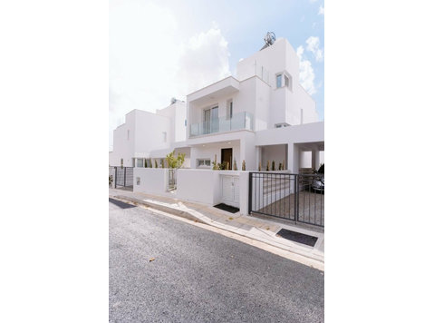 A beautiful residential development comprising 57 villas,… - Rumah