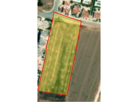 A big residential land located in the Mandria  community… - Huizen
