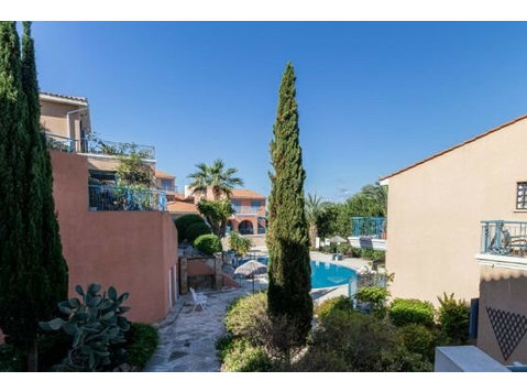 A charming 2 bedroom townhouse in the serene enclave of… - Kuće