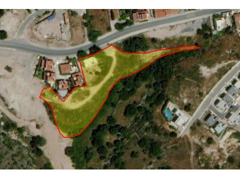 A large piece of land 6294 square meters next to Konia… - Casas