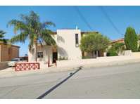 A lovely three bedroom villa situated in one of the most… - Casas
