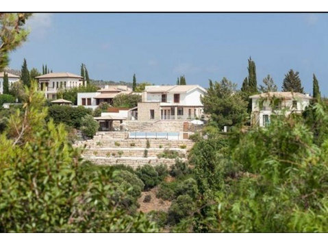A lovely well-appointed villa in the sought after location… - Müstakil Evler