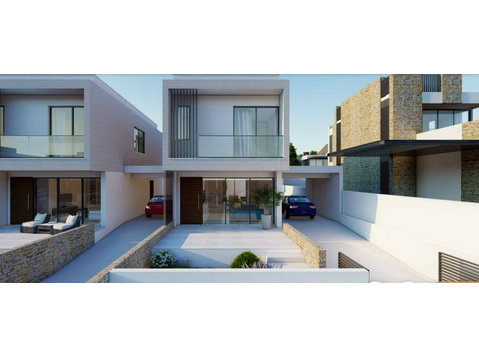 A luxurious 3-bedroom beachfront villa in Chloraka, Paphos… - Houses