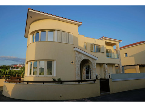 A luxury residential project located in the prestigious… - Houses