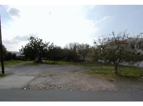A residential land located in the Anavargos community… - Kuće