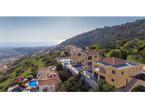 A truly exclusive development, located on the hills of… - Houses