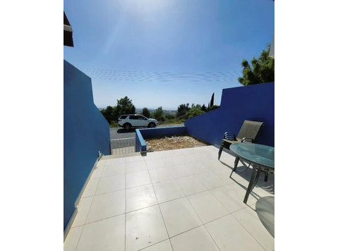 A two-bedroom maissonette in Mesa Chorio, Paphos, with sea… - Casas