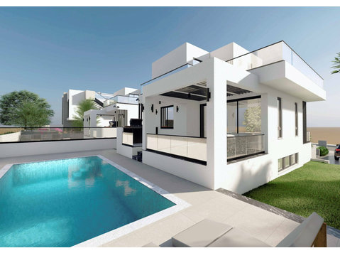 An amazing detached Villa in Chloraka with 4 bedrooms and… - Casas