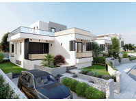 An amazing detached Villa in Chloraka with 4 bedrooms and… - Case