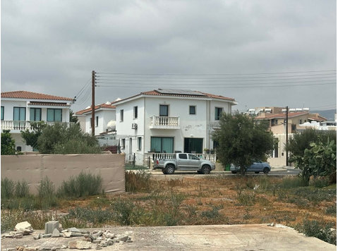 An exceptional opportunity to acquire a commercial plot… - Къщи