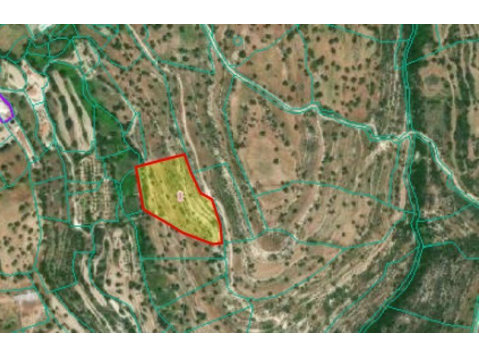 An extensive piece of land offering 11037sqm located in… - Maisons