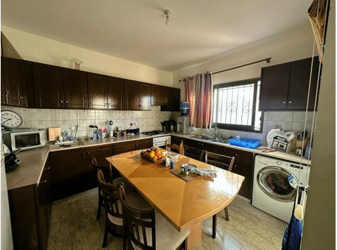 An upper level house at the area of Chloraka, close to many… - Müstakil Evler