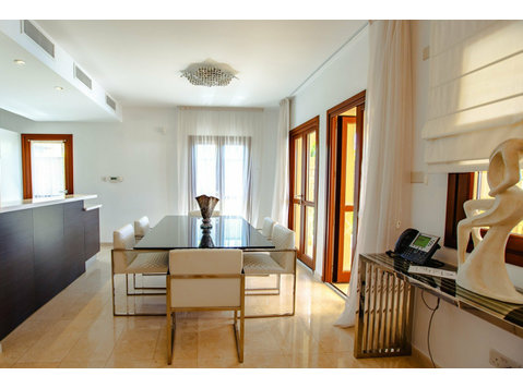 Beautiful 3 bedroom villa in Alexander Heights,… - Case