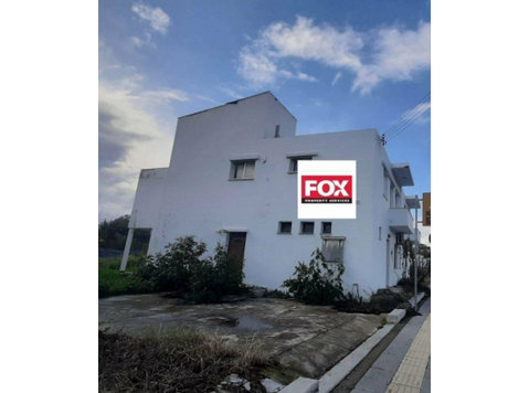 Building for sale in Paphos - Geroskipou

12 rooms plus… - Casas
