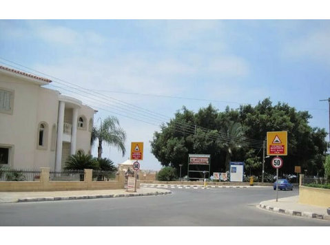 Discover a unique investment opportunity in the bustling… - Houses