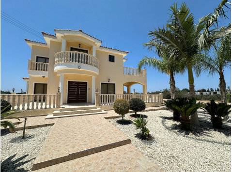 Discover the perfect blend of comfort and space with this… - בתים