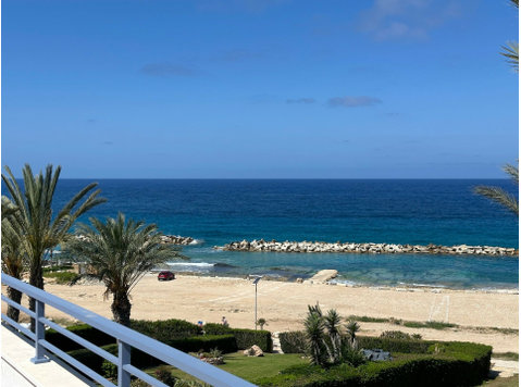 Discover the ultimate beachfront lifestyle with this… - Kuće