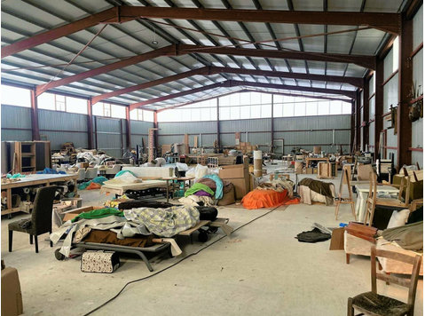 Discover this Freehold warehouse located strategically… - בתים