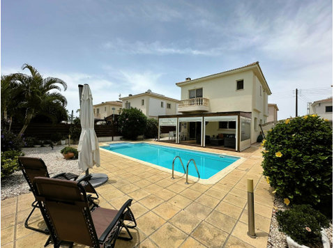 Discover this beautiful three-bedroom detached villa… - Case