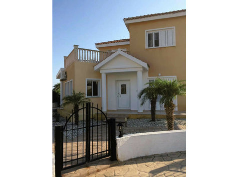 Discover this inviting detached house situated on a quiet… - Houses