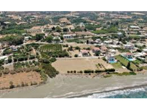 Don't miss out!!! Beach front line, premium location.… - Houses