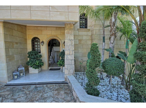 For Sale luxurious 4 bedroom villa in Kamares… - Casas