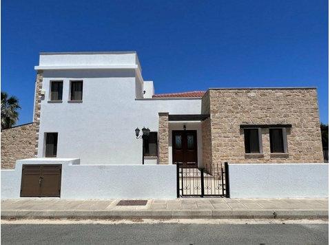For sale 3 bedroom beachfront villa in Latchi area in Polis… - בתים