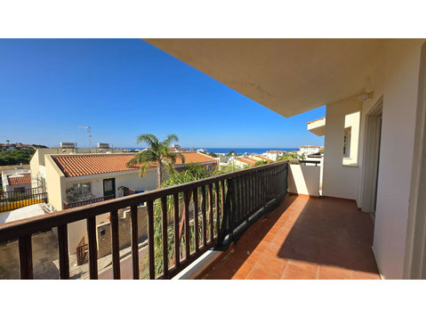 For sale is a charming resale house located in the heart of… - Häuser