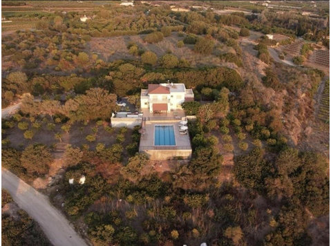 For sale is a stunning detached villa with Title Deeds in… - בתים