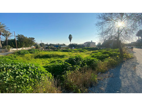 For sale is a vast *2000 m2 plot of land situated in the… - Houses