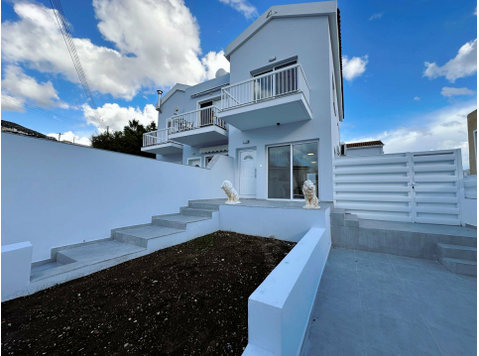 Fully renovated cozy semi-detached house is now ready for… - Casas