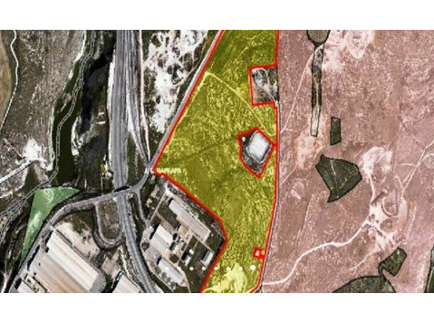 Huge industrial land for sale.
This huge land has a lot of… - Házak