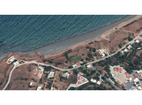 Land of  1598sqm  in a  walking distance to the sea .  With… - Houses