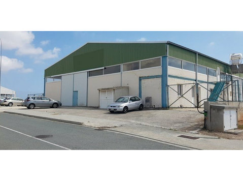 Leasehold industrial warehouse for sale in the organized… - Casas