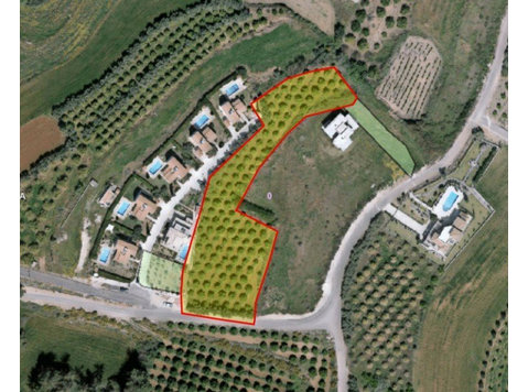 Lovely residential land for sale in Argaka, Paphos.The size… - Houses